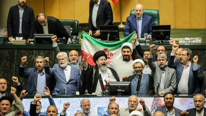 Íránští zákonodárci vyjadřují radost z útoku na Izrael.