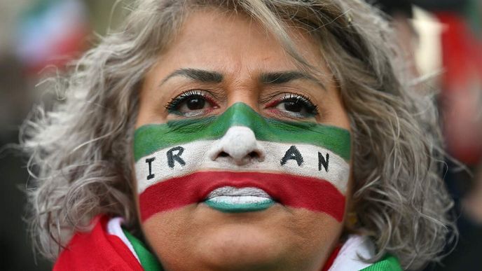 Íránem poslední tři týdny zmítají obří protesty. Na podporu demonstrantů se konají manifestace i v jiných zemích (na snímku Paříž). Íránem poslední tři týdny zmítají obří protesty. Na podporu demonstrantů se konají manifestace i v jiných zemích (na snímku Paříž).