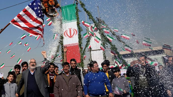Pálení vlajek v Íránu (11.2.2024)