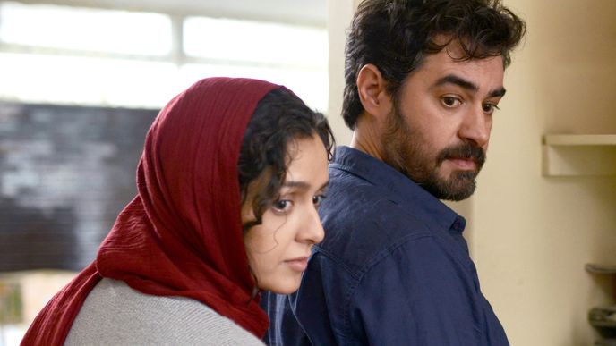 VZTAH POD TLAKEM. Manželé Emad (Shahab Hosseini) a Rana (Taraneh Alidoostiová) po jednom brutálním útoku zjistí, jak moc jsou odlišní.