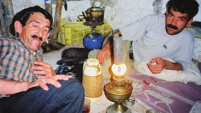 Ke kouření opia poslouží i dýmka z plastové lázve. K hrdlu se přiloží dýmící droga. Turkmenští kuřáci měli kovovou trubičku a drogu připalovali pomocí petrolejky.
