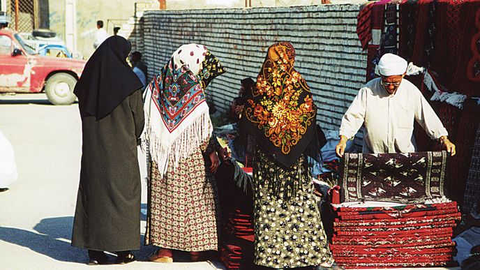 K tradičním turkmenským výrobkům patří koberce a poshti, malé vyšívané polštářky.