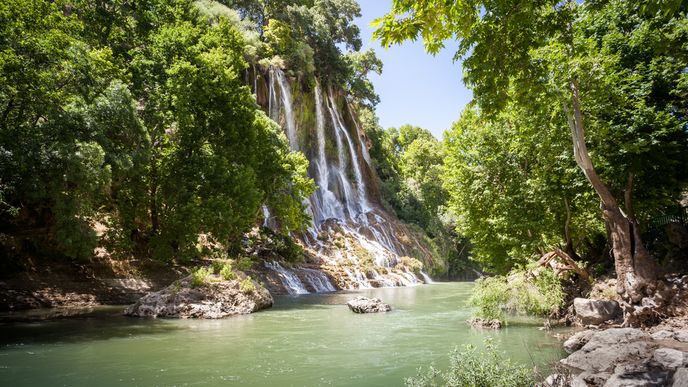 Třicetimetrový vodopád Abšar Bišeh je klenotem íránského pohoří Zágros