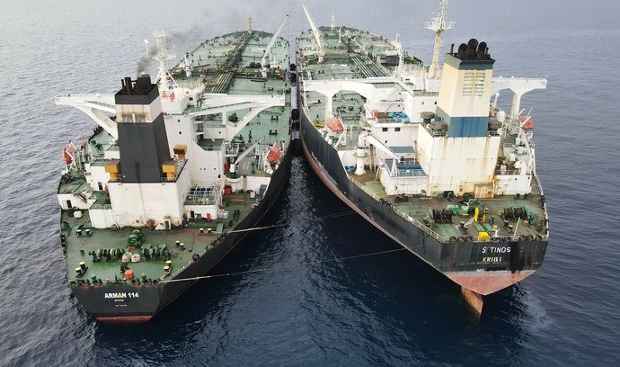 Íránská ropa se s největší pravděpodobností tajně prečerpává na moři, a mění tak svůj původ.