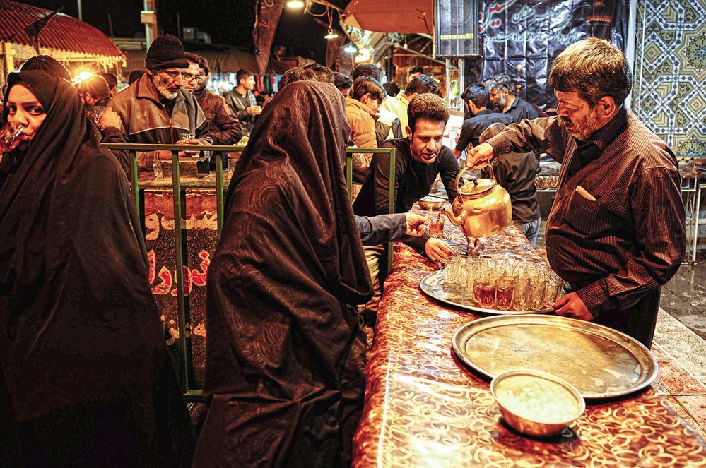 Čaj patří ke každodennosti Íránců. Během svátků jej u mešit rozlévají všem okolo.