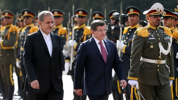 íránský viceprezident Ešák Jahangírí (vlevo) a turecký premiér Ahmet Davutoglu v Teheránu
