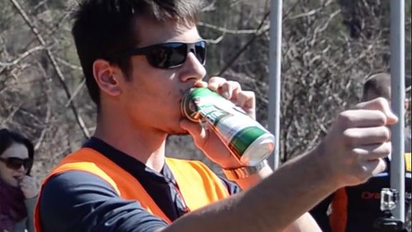 Video: Rally fanoušek napodobuje zvuky aut pomocí plechovky od piva