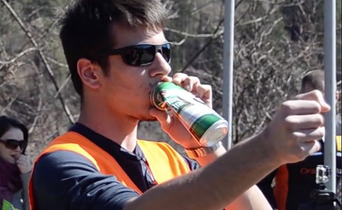 Video: Rally fanoušek napodobuje zvuky aut pomocí plechovky od piva
