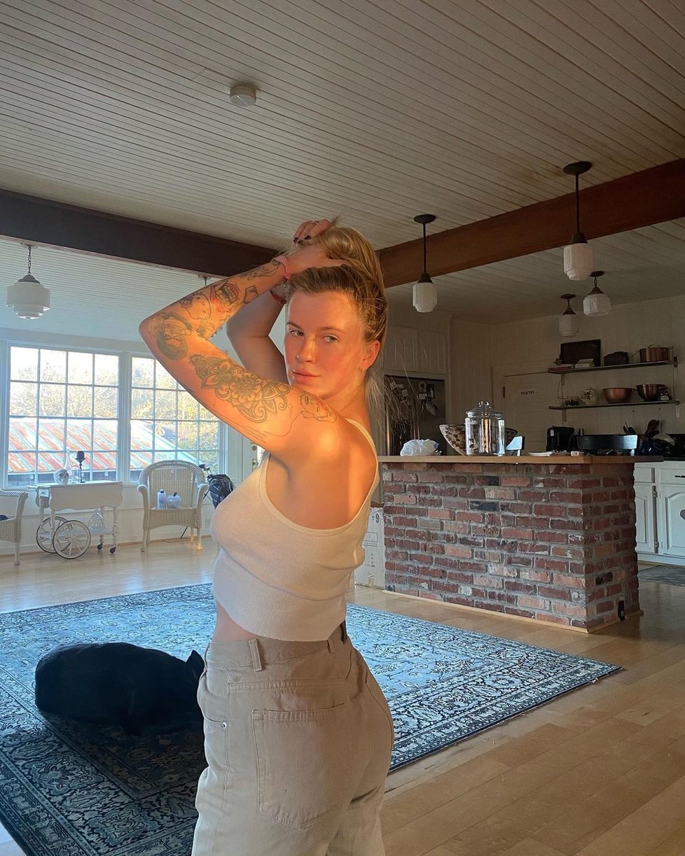 Ireland Baldwin bez podprsenky