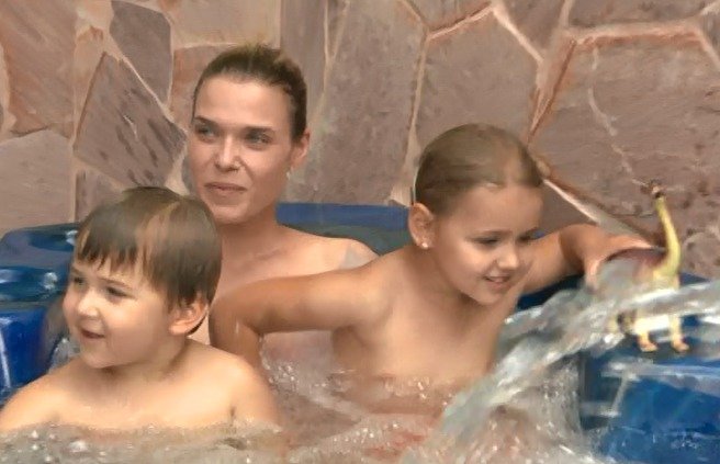 Irena Máchová s dětmi v bazénu