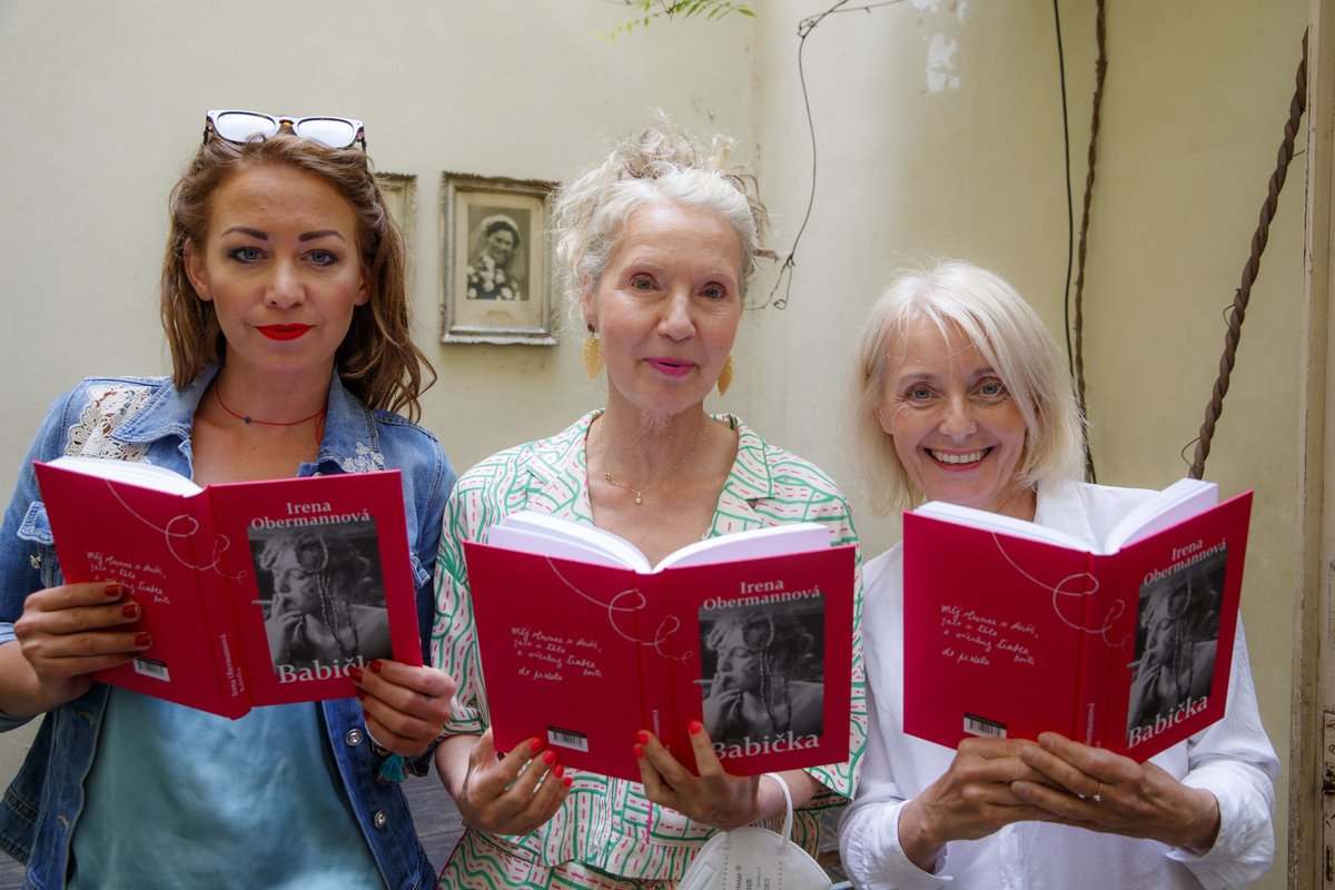 Křest nové knihy Ireny Obermannové: Autorka knihy s Veronikou Žilkovou a Agátou Hanychovou