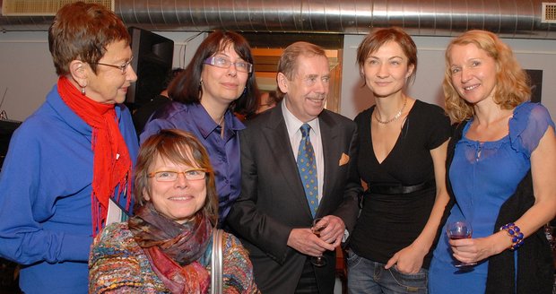 Václav Havel zamilovaně pokukuje po Ireně Obermannové (vpravo). Pohled, který vydá za tisíc slov...