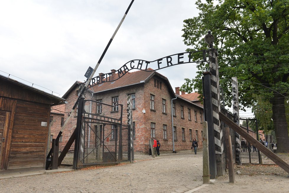 Koncentrační tábor Osvětim navštěvují statisíce lidí i v současnosti.
