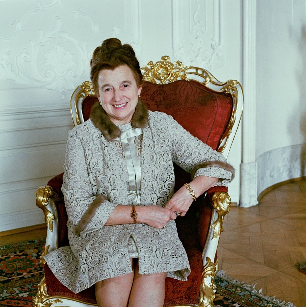 Irena Svobodová, manželka generála Ludvíka Svobody, v modelu z varnsdorfské bavlněné krajky.