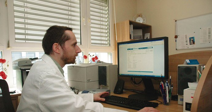 Kardiologický technik Dalibor Klimeš okamžitě na počítači vidí, zda nemá monitorovaný pacient nějaký problém