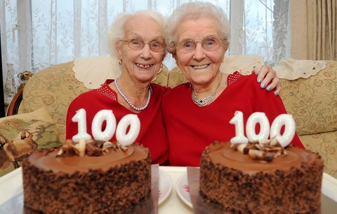 Dvojčata oslavila 100. narozeniny: Mají své triky na dlouhověkost!
