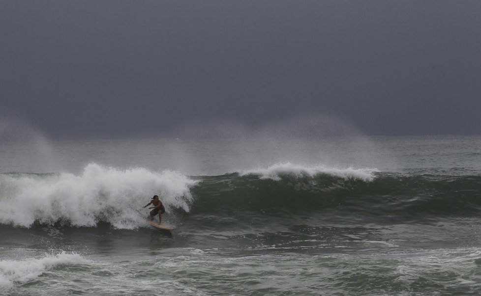 Surfaři na Floridě se zatím radují z velkých vln