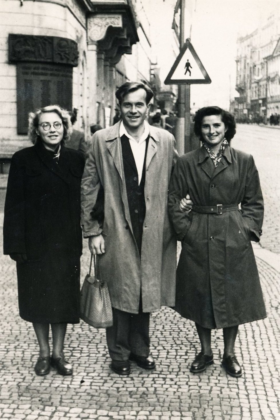 Irina Juřinová (vlevo) na své první návštěvě Prahy v liatopadu 1954