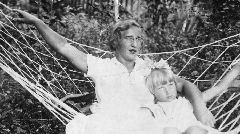 Irina Juřinová s maminkou v roce 1937 foto Post Bellum