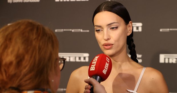 Irina Shayková pada konferensi pers Pirelli di Praha Irina Shayková pada konferensi pers Pirelli di Praha