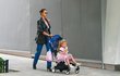 Irina Shayk na procházce s dcerou Leou