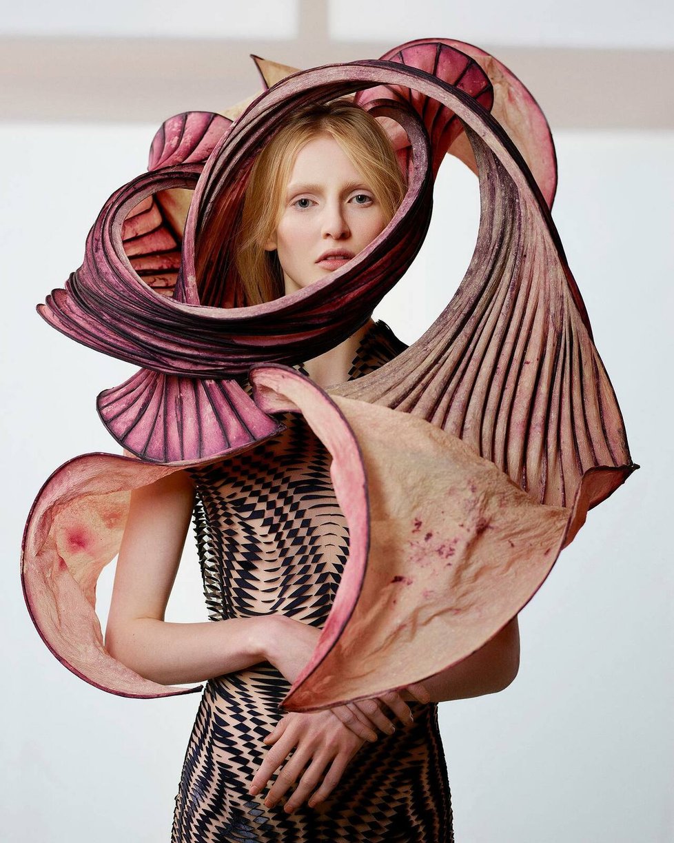 Iris Van Herpen je módní návrhářka z Holandska, která dobyla svět svými ojedinělými módními kreacemi