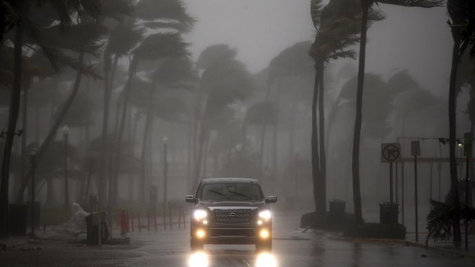 Hurikán Irma od neděle bičuje Floridu.