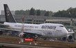 Iron Maiden zrušili letadlo: Boeing sjel z odtahovače a zranil dva pracovníky letiště