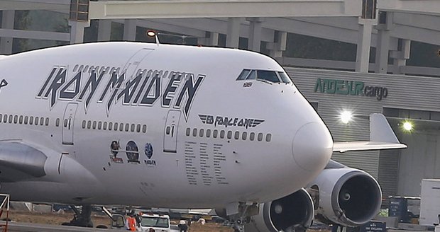 Iron Maiden zrušili letadlo: Boeing sjel z odtahovače a zranil dva pracovníky letiště.