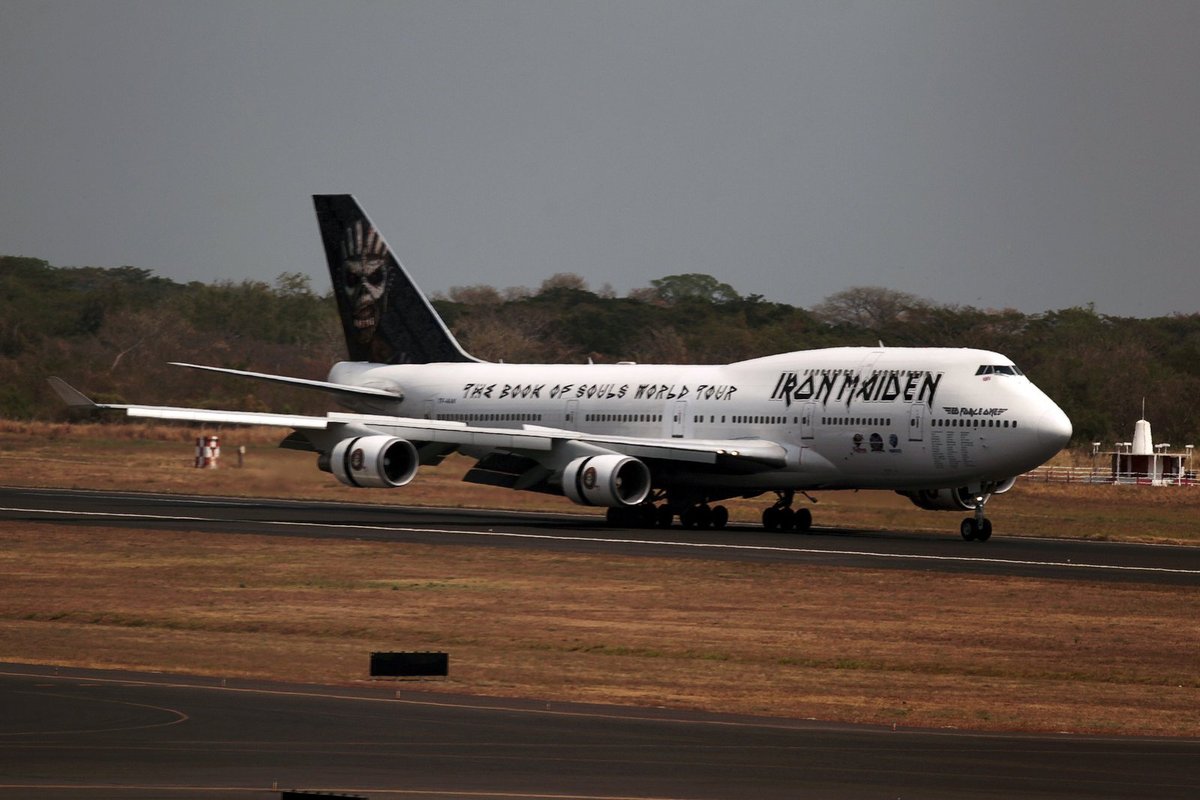 Iron Maiden zrušili letadlo: Boeing sjel z odtahovače a zranil dva pracovníky letiště