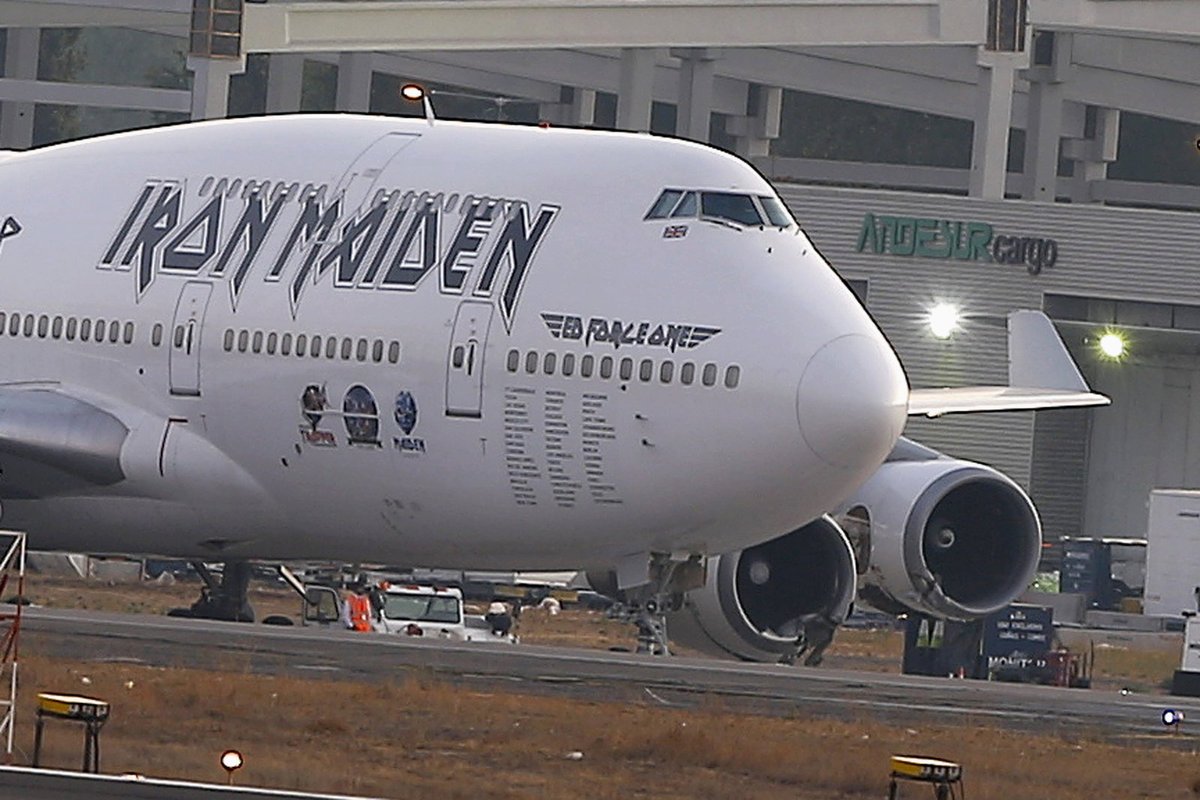 Iron Maiden zrušili letadlo: Boeing sjel z odtahovače a zranil dva pracovníky letiště