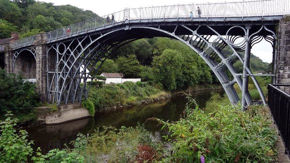 Toto je nejstarší litinový most na světě. Funguje už skoro 250 let!
