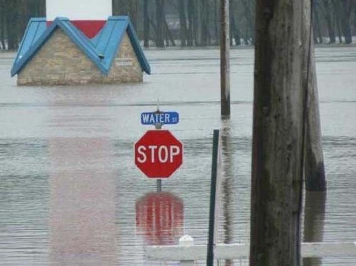 Dopravní značka stop na ulici water (voda).