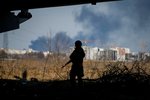 Válka na Ukrajině: U Kyjeva v Irpini evakuují civilisty a odnášejí raněné a mrtvé (12. 3. 2022).