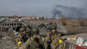 Válka na Ukrajině: U Kyjeva v Irpini evakuují civilisty a odnášejí raněné a mrtvé (12. 3. 2022)