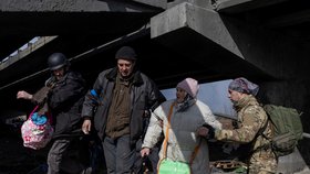 Válka na Ukrajině: U Kyjeva v Irpini evakuují civilisty a odnášejí raněné a mrtvé (12. 3. 2022)