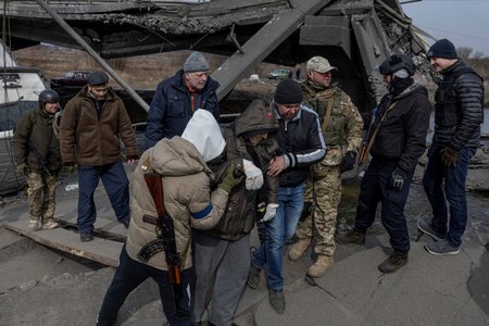 Wojna na Ukrainie: pod Kijowem w Irpinie ewakuuje ludność cywilną i zabiera rannych i zabitych (12.3.202)