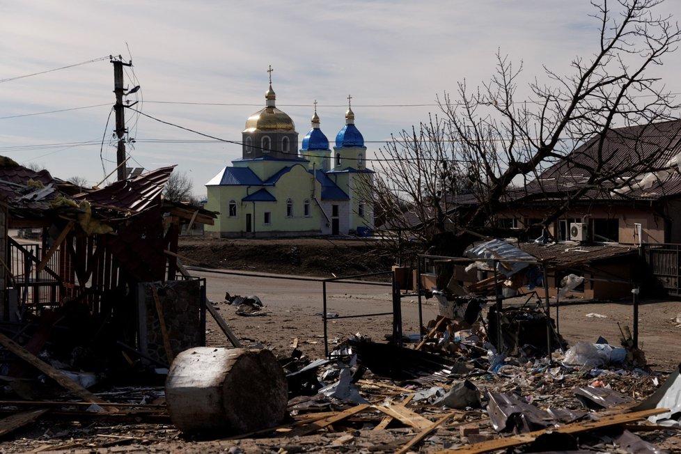 Válka na Ukrajině: U Kyjeva v Irpiňi evakuují civilisty a odnášejí raněné a mrtvé (12.3.2022)