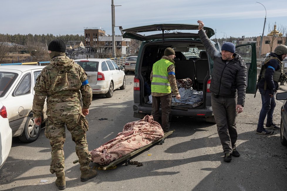 Válka na Ukrajině: U Kyjeva v Irpiňi evakuují civilisty a odnášejí raněné a mrtvé (12.3.2022)
