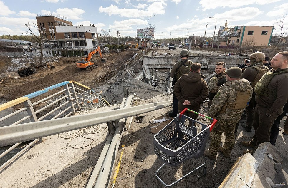 Prezident Volodymyr Zelenskyj na irpiňském mostu (4. dubna 2022)