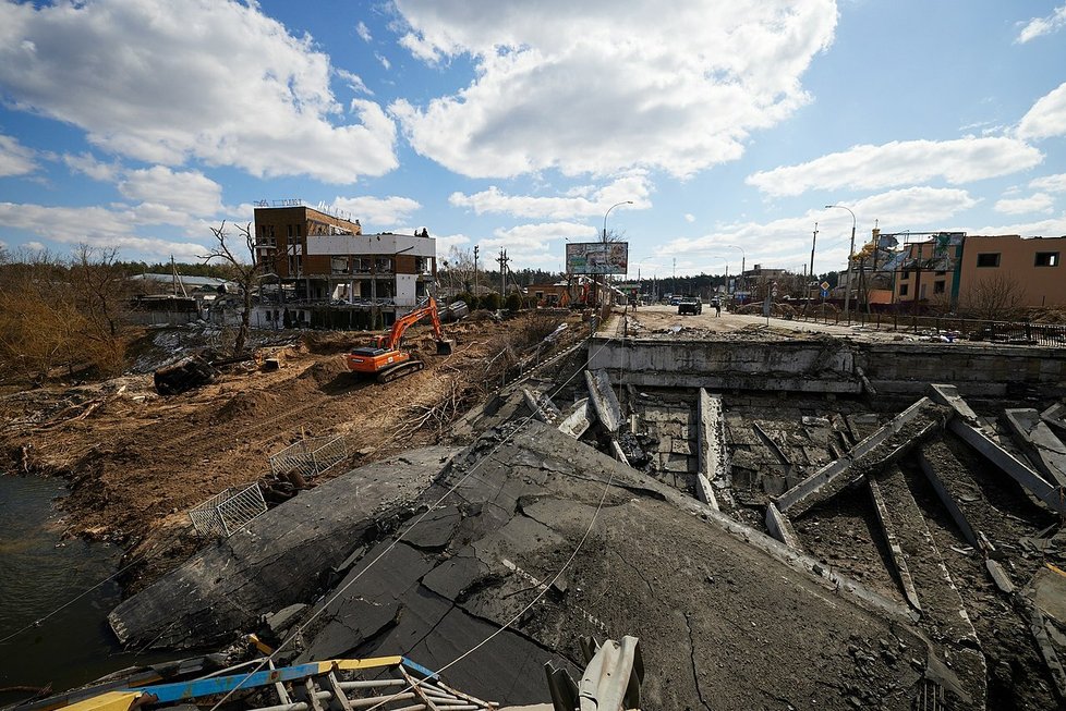 Zničení irpiňského mostu zastavilo postup Rusů na Kyjev.
