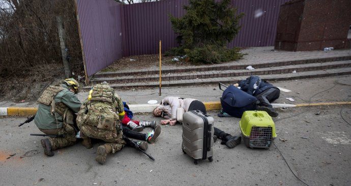 ONLINE: Masakry civilistů kolem Kyjeva a dál. Evakuace se nedaří, Rusové zničili i letiště