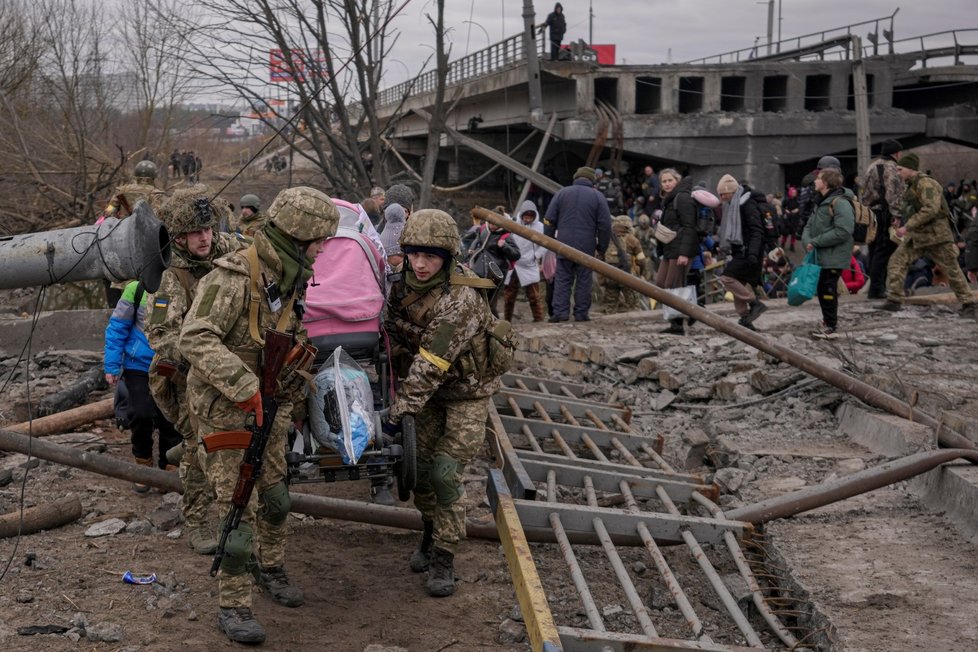 Tíživá situace ve městě Irpiň nedaleko Kyjeva (5. 3. 2022)