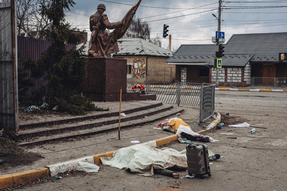 Oběti ruské střelby ve městě Irpiň nedaleko Kyjeva (6.3.2022)