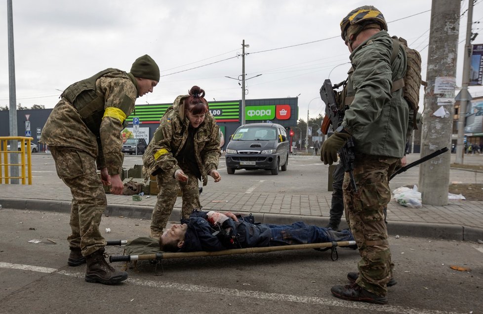 Oběti ruské střelby ve městě Irpiň nedaleko Kyjeva (6.3.2022)