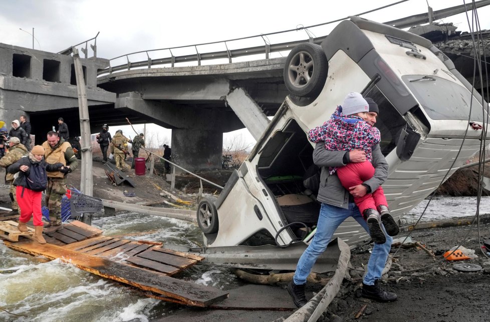Snaha Ukrajinců utéct z města Irpiň nedaleko Kyjeva (7.3.2022)