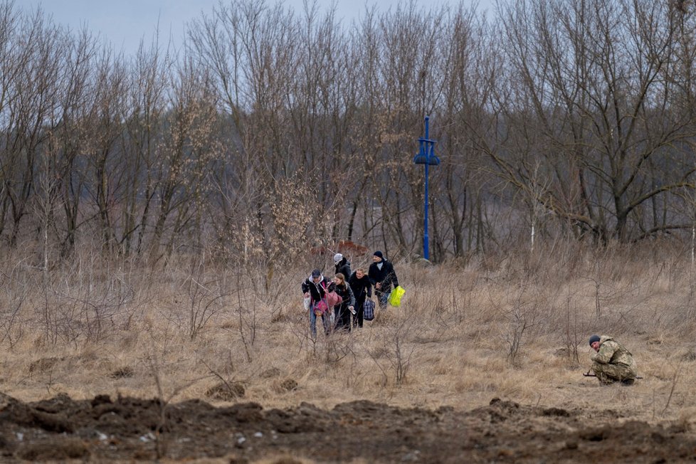 Snaha Ukrajinců utéct z města Irpiň nedaleko Kyjeva (7. 3. 2022)