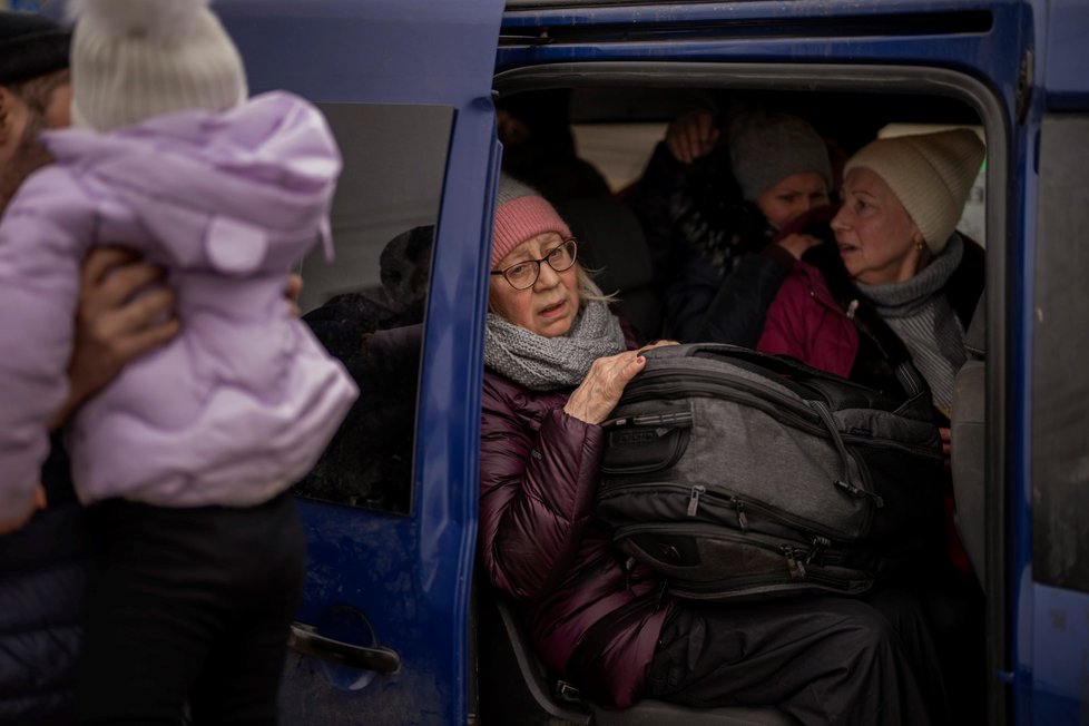 Snaha Ukrajinců utéct z města Irpiň nedaleko Kyjeva (7. 3. 2022)