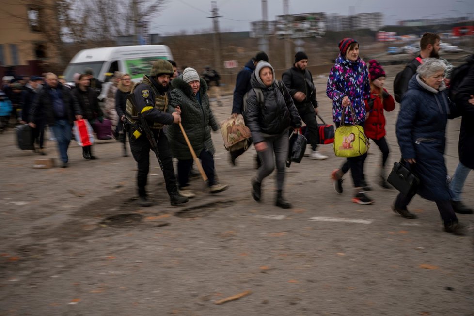 Snaha Ukrajinců utéct z města Irpiň nedaleko Kyjeva (7. 3. 2022)