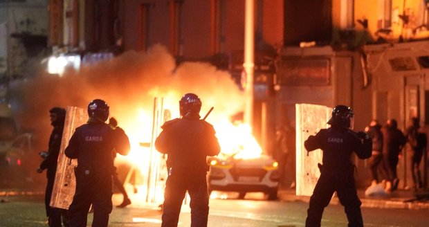 Dublin v plamenech! Muž pobodal děti, místní zuří a viní přistěhovalce